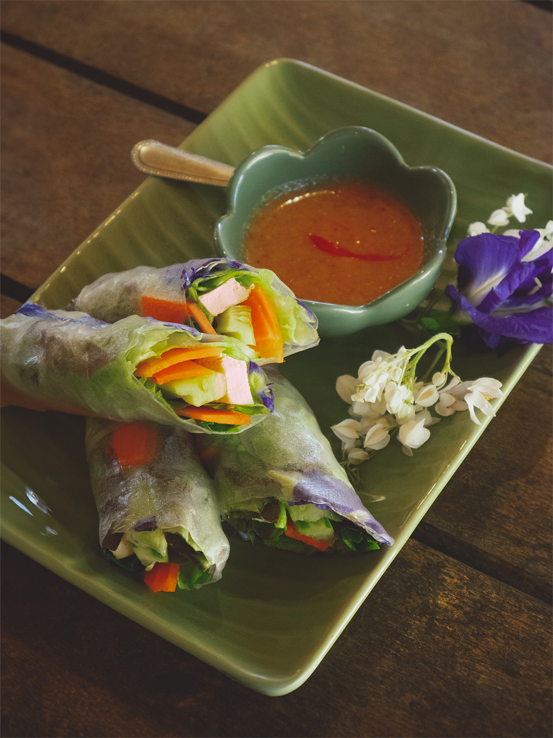 Fresh spring rolls with a chilli dipping sauce